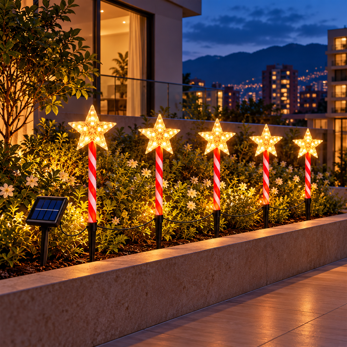 Cinco bastones con estrellas y panel solar instalados en una jardinera de terraza