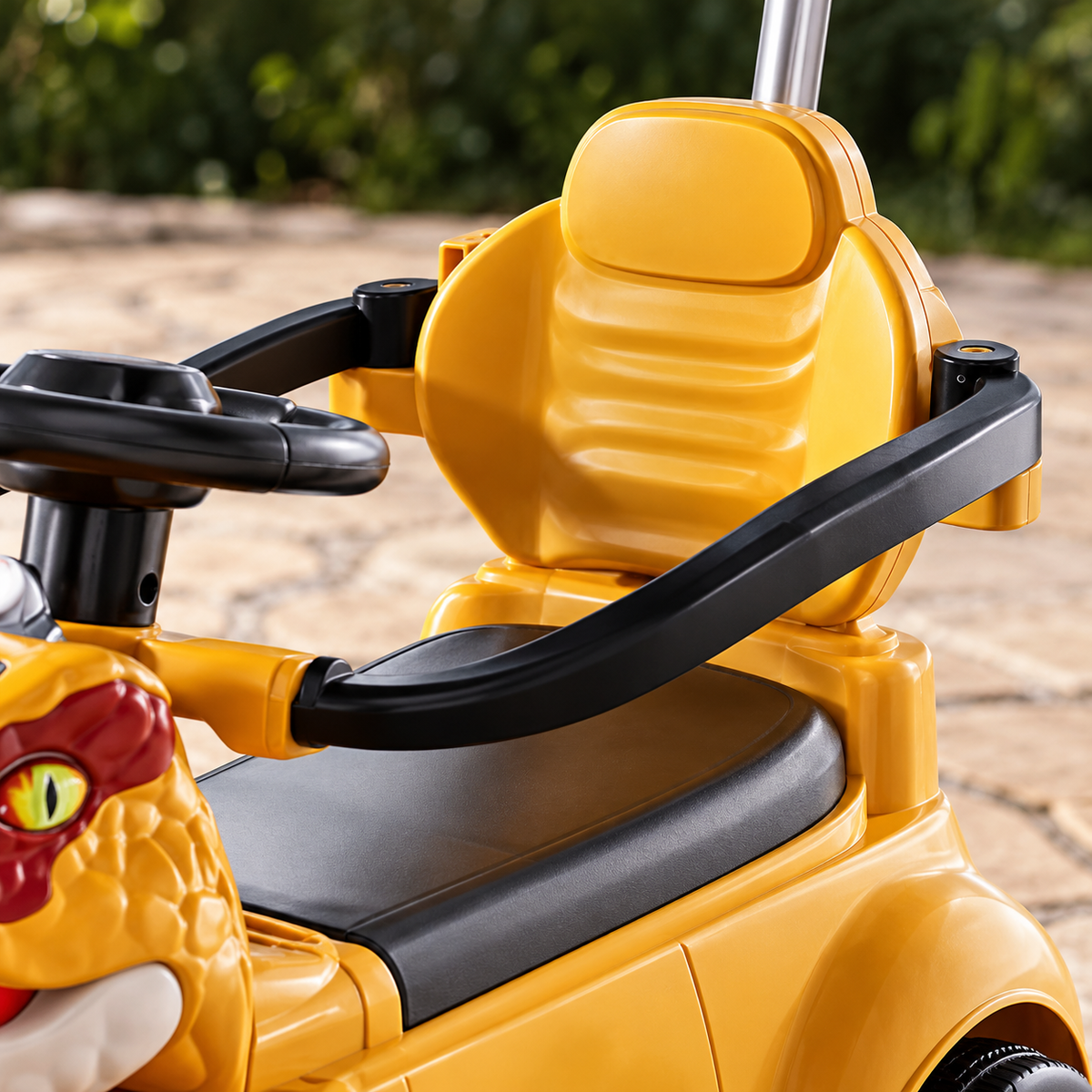 Detalle del asiento, respaldo y barras laterales del carro dinosaurio amarillo
