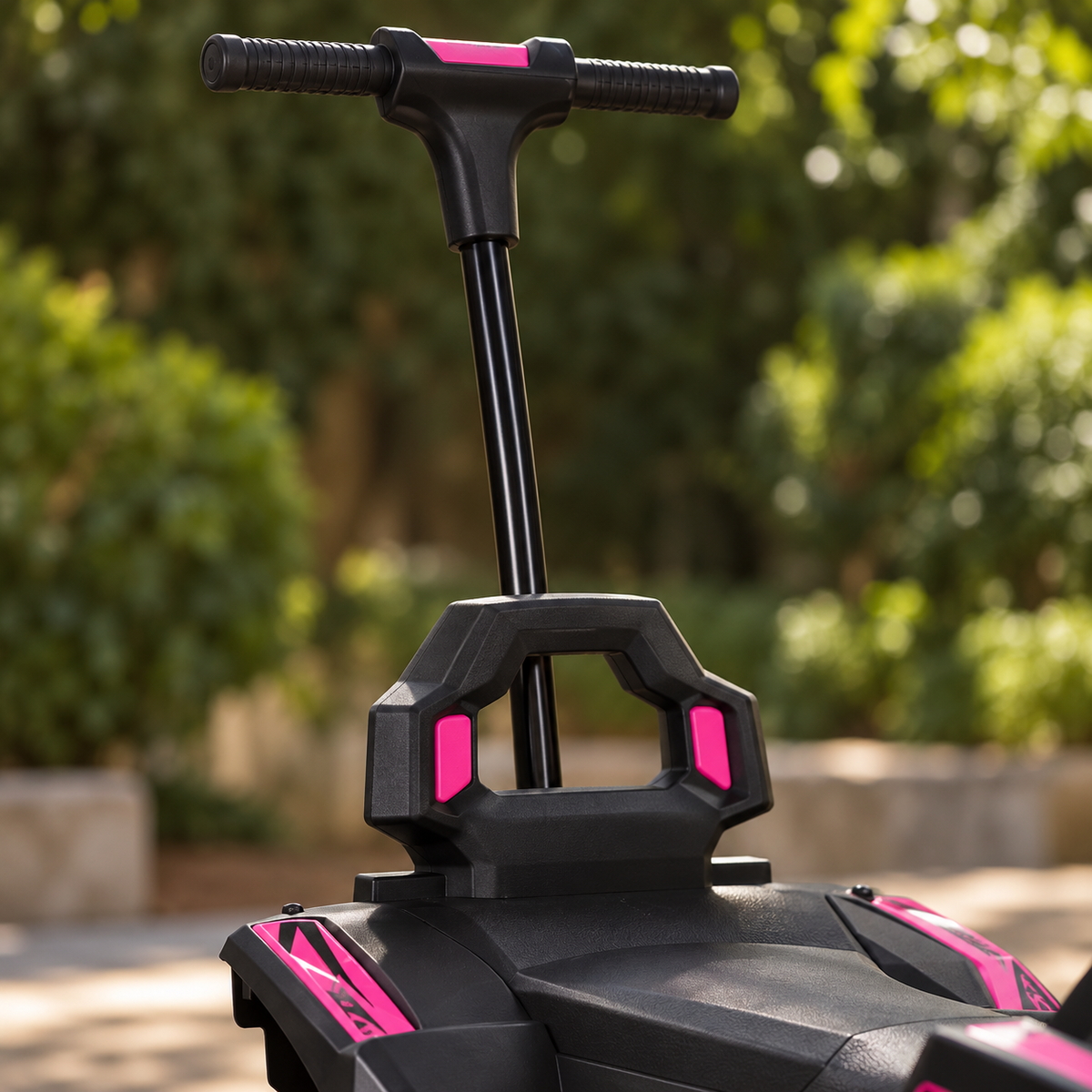 Detalle de la guía superior, respaldo y asiento de la cuatrimoto rosada