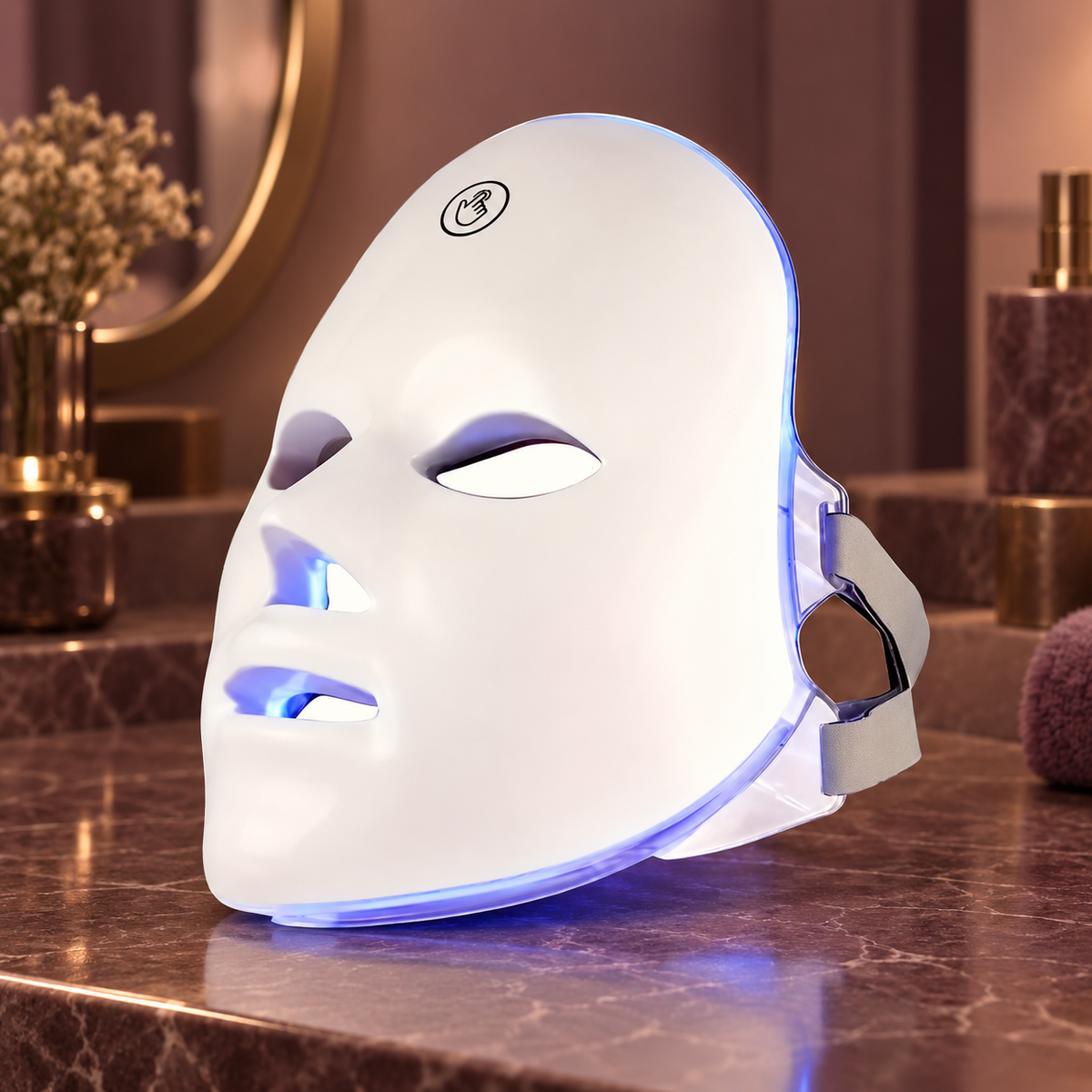 Máscara facial LED con iluminación azul encendida en un ambiente de belleza