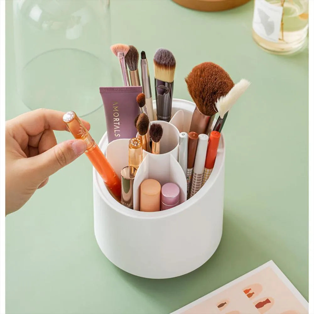 Organizador de maquillaje abierto con accesorios distribuidos y una mano retirando un cosmético