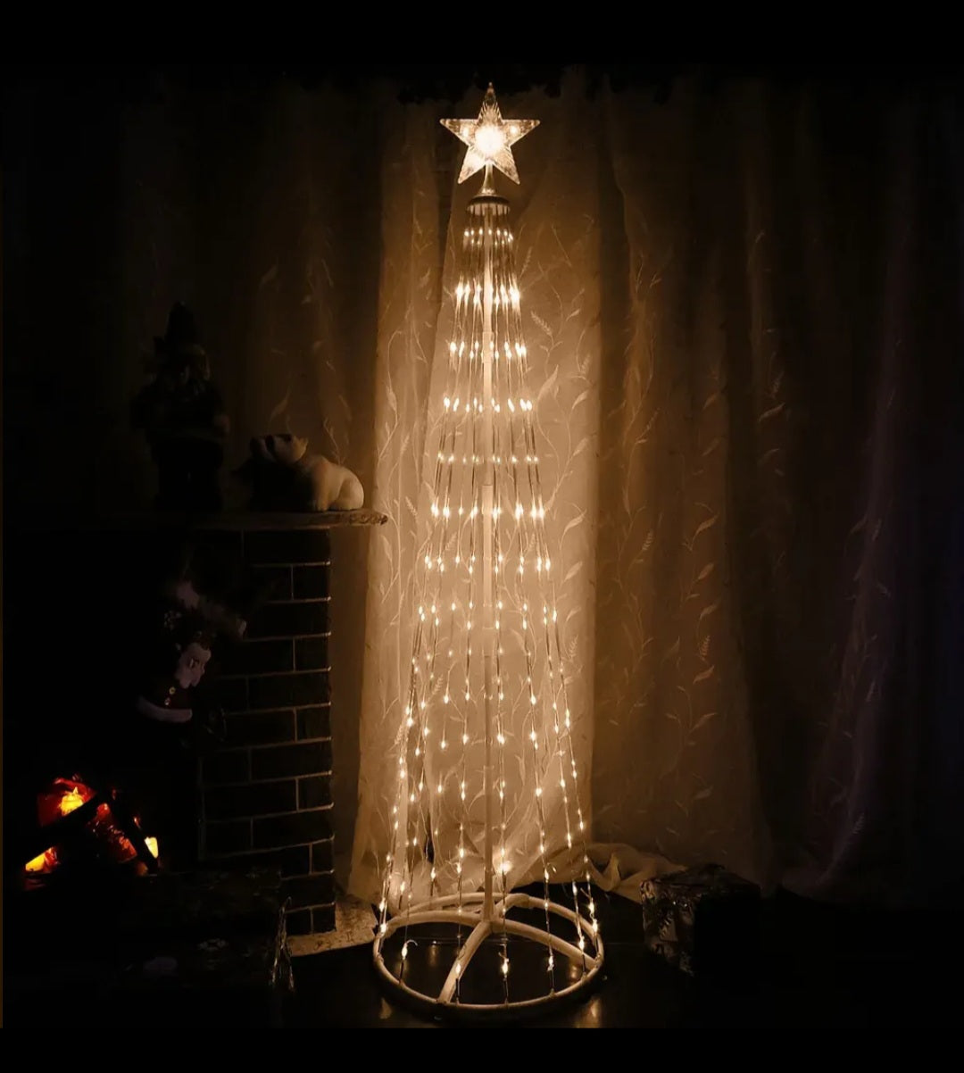 Árbol LED encendido con base circular blanca y estrella superior