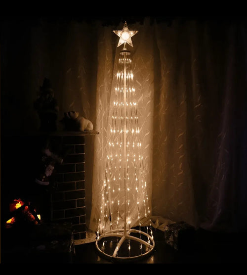 Árbol LED encendido con base circular blanca y estrella superior