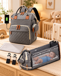 Mochila pañalera gris y módulo desplegable en ambiente cálido