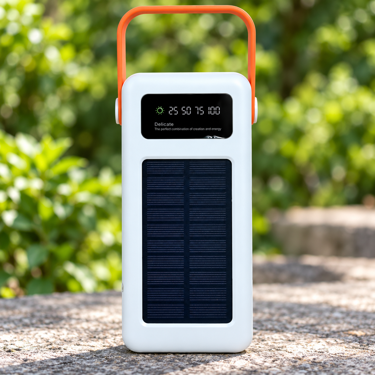 Detalle del panel solar y del indicador de batería del power bank