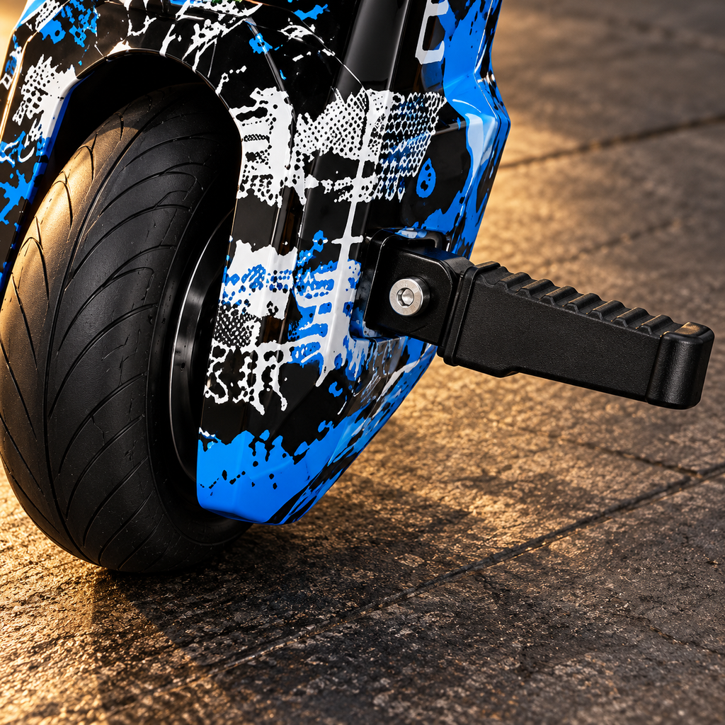 Detalle del apoyapiés negro y la rueda delantera del triciclo Drift