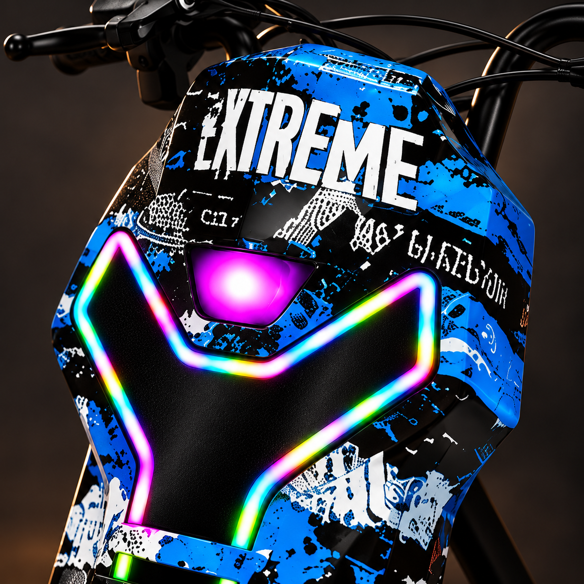Detalle del frente Azul Extreme y su iluminación multicolor
